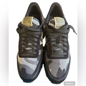 Valentino Garavani MESH FABRIC CAMOUFLAGE ROCKRUNNER SNEAKER in black/stone 42